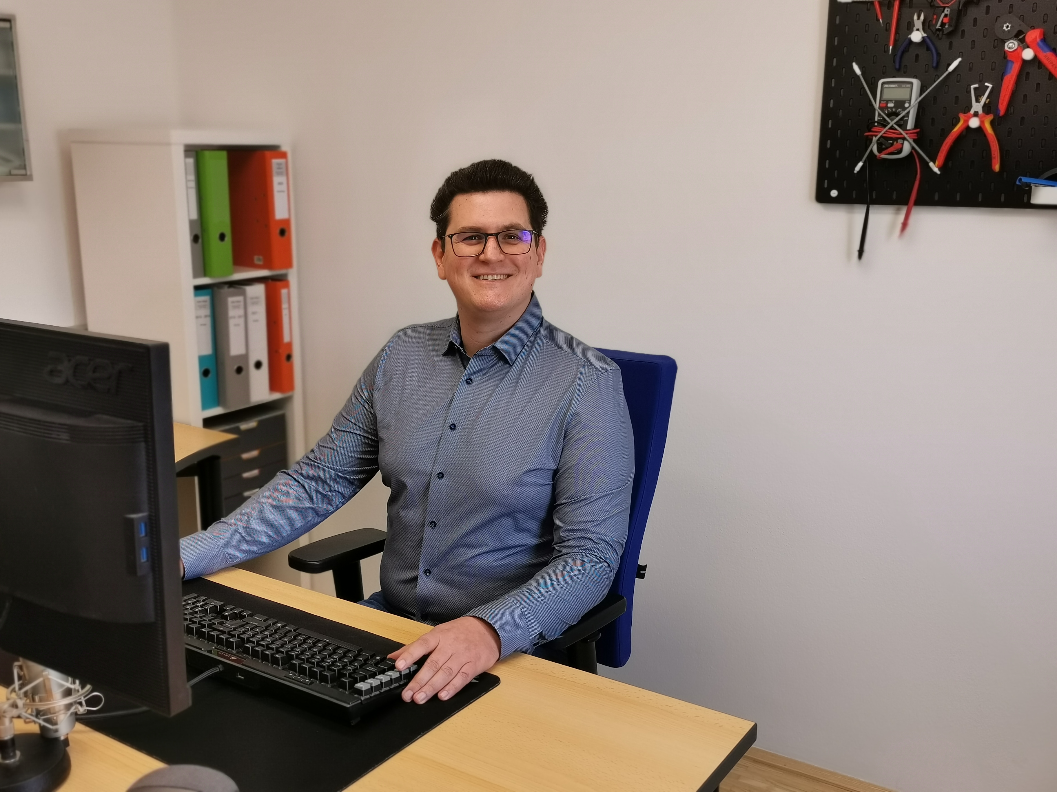 Stefan Hillinger am Schreibtisch